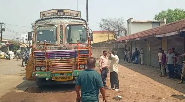 କୋଇଲା ବୋଝେଇ ଟ୍ରକ୍‌ରେ ନିଆଁ ଲାଗିଲା, ଡ୍ରାଇଭର ଓ ହେଲ୍‌ପର ଆହତ
