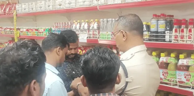 କଟକ: ଏକ୍ସପାରି ସାମଗ୍ରୀ ବିକ୍ରି ଅଭିଯୋଗରେ ସପିଂ ମଲରେ ଚଢ଼ାଉ