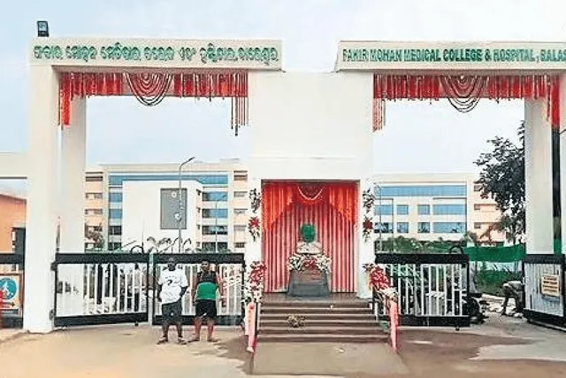 ଫକୀରମୋହନ ମେଡିକାଲ କଲେଜ ବିଲ୍ଡିଂରୁ ଡେଇଁ ଡାକ୍ତରୀ ଛାତ୍ରଙ୍କ ମୃତ୍ୟୁ
