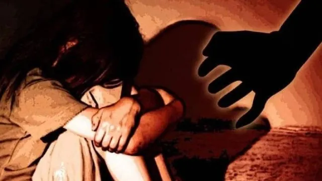 ସ୍କୁଲ୍‌ ବାଥ୍‌ରୁମ୍‌ରେ ନାବାଳିକାଙ୍କୁ ୩ ପିଲାଙ୍କ ବାପା ଦୁଷ୍କର୍ମ କରିଥିବା ଅଭିଯୋଗ