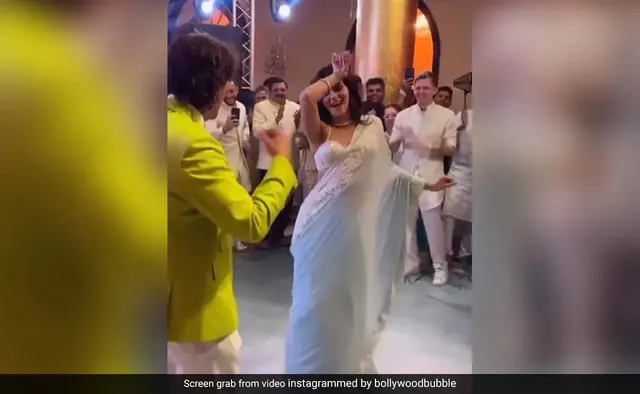 ଭଉଣୀ ବିବାହରେ ଠୁମ୍‌କା ଲଗାଉଥିଲେ ଅନନ୍ୟା, ବାପା ଚଙ୍କି ପାଣ୍ଡେ ପଶି ଆସିଲେ...ତା’ପରେ