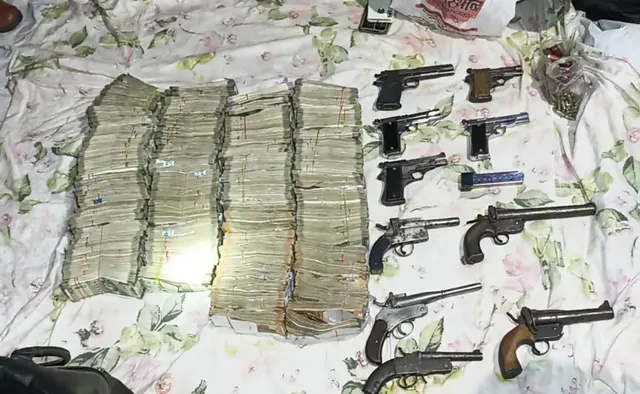 ଅତୀକ୍ ଅହମ୍ମଦର ଅଫିସରୁ ମିଳିଲା ୧୧ଟି ପିସ୍ତଲ, ଜୀବନ୍ତ ଗୁଳି ଓ ନଗଦ ଟଙ୍କା