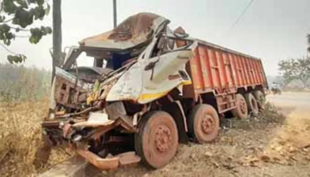 ବସ୍‌ ପଛ‌ରେ ପିଟିଲା ଟ୍ରକ୍‌: ହେଲପର୍‌ ମୃତ, ୫ ଯାତ୍ରୀ ଆହତ