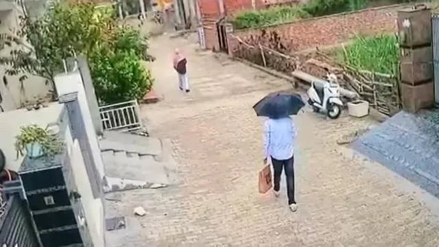 ନୂଆ ‘ସିସିଟିଭି କ୍ଲିପ୍‌’: ହରିୟାଣାରେ ଛତା ଧରି ଯାଉଛନ୍ତି ଅମୃତପାଲ୍‌ ସିଂହ