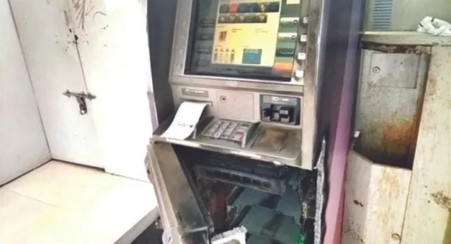 ଏଟିଏମ୍ ତାଡ଼ି ଲୁଟିନେଲେ ୨୬.୮୦ ଲକ୍ଷ, ସିସିଟିଭି କ୍ୟାମେରାରେ କଳା ରଙ୍ଗ ବୋଳିଦେଲେ