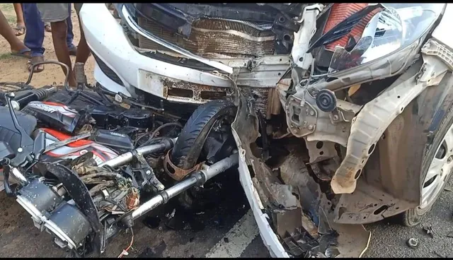 କାର୍‌ ଇଞ୍ଜିନ ଭିତରେ ପଶିଗଲା ବାଇକ୍‌; ଛିଟିକି ପଡ଼ି ୨ ଯୁବକଙ୍କ ମୃତ୍ୟୁ