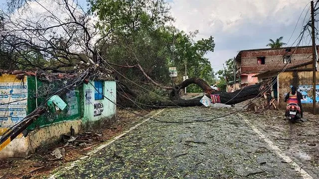ବଲାଙ୍ଗୀରରେ କାଳବୈଶାଖୀ ତାଣ୍ଡବ: ଘଡ଼ଘଡ଼ି ବର୍ଷା ସାଙ୍ଗକୁ କରା ମାଡ଼, ବ୍ୟାପକ କ୍ଷୟକ୍ଷତି