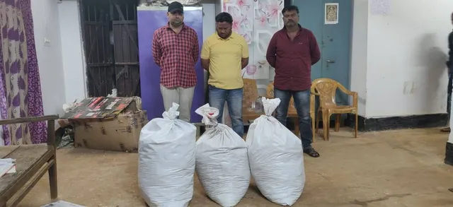 ଆନ୍ଧ୍ରରୁ କୋରାପୁଟ ଦେଇ ମହାରାଷ୍ଟ୍ର ଚାଲାଣ ବେଳେ ଗଞ୍ଜେଇ ସହ ନମ୍ବର ବିହୀନ କାର୍‌, ନଗଦ ୩୦ ହଜାର ଜବତ