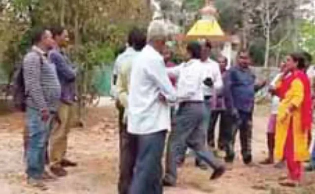 ସ୍କୁଲ୍‌ ସଭାପତିଙ୍କୁ ବିଡିଓଙ୍କ ଚାପୁଡ଼ା