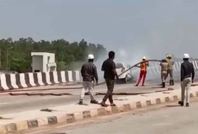 ରାସ୍ତା ମଝିରେ ଜଳିଗଲା କାର