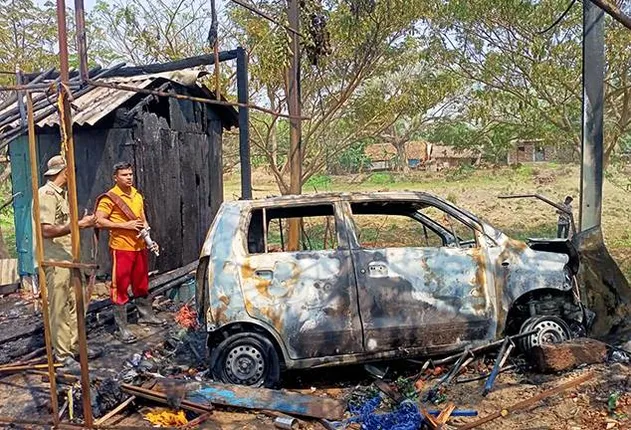 ବିଦ୍ୟୁତ୍‌ ଖୁଣ୍ଟରେ ପିଟି ହୋଇ ଜଳିଗଲା କାର, ୪ ଗୁରୁତର