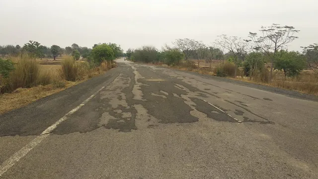 ନରଣପୁର-ଡୁବୁରି ରାସ୍ତାରୁ ଉଠିଗଲାଣି ପିଚୁ