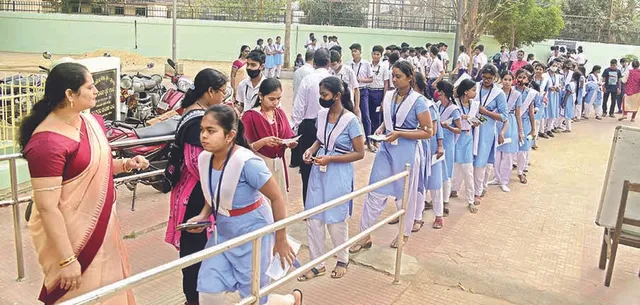 ମାଟ୍ରିକ୍‌ ପରୀକ୍ଷାର୍ଥୀଙ୍କ ପାଖରେ ମୋବାଇଲ୍‌: ଅଧୀକ୍ଷକଙ୍କ ସମେତ ୩ ନିଲମ୍ବିତ