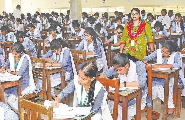 ଯୁକ୍ତ୨ ପରୀକ୍ଷା ଆରମ୍ଭ, ପ୍ରଥମ ଦିନରେ କପି କରି ଧରାପଡ଼ିଲେ ୫