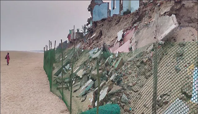 ଉପକୂଳ ଗାଁକୁ ଗିଳୁଛି ସମୁଦ୍ର