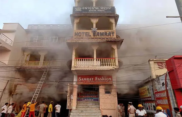 ପୁରୀ: ମାର୍କେଟ କମ୍ପ୍ଲେକ୍ସରେ ଲାଗିଥିବା ନିଆଁ ୧୦ ଘଣ୍ଟା ପରେ ବି ଅଣାୟତ୍ତ, ଫସି ରହିଥିବା ପର୍ଯ୍ୟଟକ ଉଦ୍ଧାର