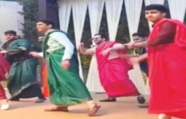 ‘ଦେଶୀ ଗାର୍ଲ’ ଗୀତରେ ଶାଢ଼ି ପିନ୍ଧି ନାଚିଲେ ବରଯାତ୍ରୀ