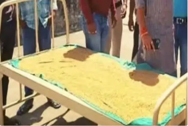 ରୋଗୀଙ୍କ ଶୋଇବା ପାଇଁ ଜାଗା ନାହିଁ, ବେଡ଼ରେ ଗହମ ଶୁଖାଉଛନ୍ତି ମେଡିକାଲ କର୍ମଚାରୀ