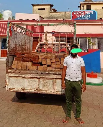 ୨ଲକ୍ଷର କାଠ ସହ ପିକ୍‌ଅପ୍‌ ଭ୍ୟାନ୍‌ ଜବତ, ଜଣେ ଗିରଫ