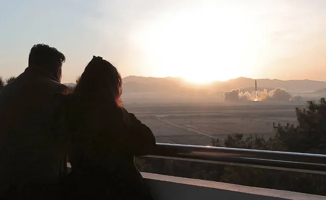 ଉତ୍ତର କୋରିଆର ‘ମନ୍‌ଷ୍ଟର୍‌ ମିସାଇଲ୍‌’ ଉତ୍‌କ୍ଷେପଣ ପର୍ଯ୍ୟବେକ୍ଷଣ କ‌ଲେ କିମ୍‌ ଜୋଙ୍ଗ୍‌ ଉନ୍‌ ଓ ତାଙ୍କ ଝିଅ