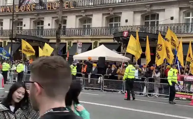 ଇଂଲଣ୍ଡସ୍ଥିତ ‘ଇଣ୍ଡିଆ ମିସନ୍‌’ରେ ପୁଲିସ ଉପରକୁ ଧୂଆଁ-ବୋମା, ପାଣି ବୋତଲ, କାଳି ଓ ଅଣ୍ଡା ଫିଙ୍ଗିଲେ ଖଲିସ୍ତାନୀ ପ୍ରତିବାଦକାରୀ