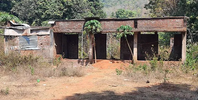 ଚକାପଥର ପ୍ରକଳ୍ପ ପ୍ରାଥମିକ ବିଦ୍ୟାଳୟ: ସରୁନି ବିଦ୍ୟାଳୟ ଗୃହ ନିର୍ମାଣ, ଗ୍ରାମ କୋଠଘରେ ଚାଲିଛି ପାଠପଢ଼ା