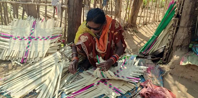 କମୁଛି ବାଉଁଶ ତିଆରି ସାମଗ୍ରୀର ଚାହିଦା, ଜୀବିକା ହରାଇବାକୁ ବସିଲେଣି କାରିଗର