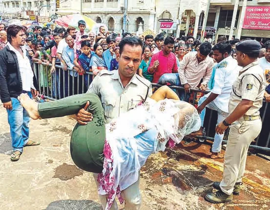 ବଡ଼ଦାଣ୍ଡରେ ସିଝିଲେ ଭକ୍ତ; ଚେତା ହରାଇଲେ, ଦର୍ଶନ ନକରି ଫେରିଲେ