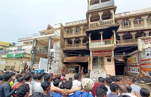 ୩୬ ଘଣ୍ଟା ପରେ ଲିଭିଲା ବଡ଼ଦାଣ୍ଡ ସମ୍ରାଟ ମାର୍କେଟ୍‌ କମ୍ପ୍ଲେକ୍ସ ନିଆଁ