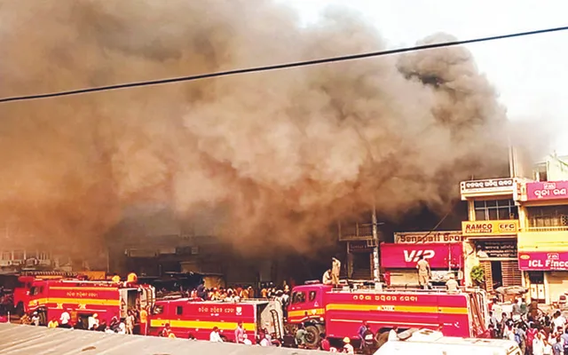 ଜଳୁଛି ପୁରୀ ମାର୍କେଟ୍‌ କମ୍ପ୍ଲେକ୍ସ, ୩୦ ଘଣ୍ଟା ପରେ ବି ଲିଭୁନି