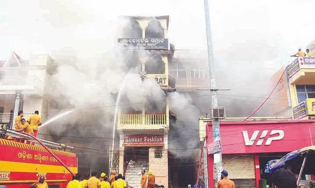 ୩୬ ଘଣ୍ଟା ପରେ ଲକ୍ଷ୍ମୀ ମାର୍କେଟ କମ୍ପ୍ଲେକ୍ସରେ ଲାଗିଥିବା ନିଆଁକୁ ଆୟତ୍ତ କଲା ଅଗ୍ନିଶମ ବାହିନୀ