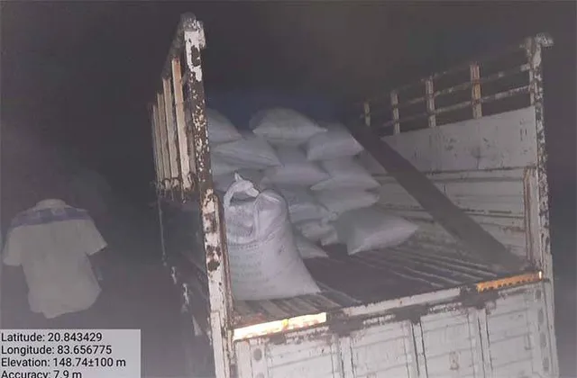 ଚାଉଳ ଚୋରି ବେଳେ ଧରାପଡ଼ି ଯୋଗାଣ କର୍ମଚାରୀ ହଟହଟା; ପିକଅପ୍ ଗାଡ଼ି ଜବତ, ୪ ଅଟକ