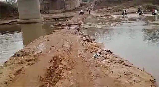 ବର୍ଷା ଭସାଇନେଲା ଅସ୍ଥାୟୀ ପୋଲ: ୫ ବର୍ଷ ହେଲା ମିଟକୁନ୍ଦୁରୀ-ଲହଣ୍ଡା ବ୍ରିଜ୍‌ ସରୁନି