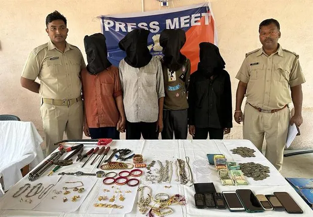 କଳାକନା ବୁଲାଇଥିବା ୪ ଅଭିଯୁକ୍ତ ଗିରଫ, ସୁନାଗହଣା ସହ ବହୁ ଆସବାବପତ୍ର ଜବତ 