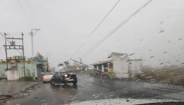 ଝଡ଼ତୋଫାନରେ ବିଦ୍ୟୁତ୍‌ ଖୁଣ୍ଟ ଭାଙ୍ଗିଲା, ଗଛ ଉପୁଡ଼ିଲା