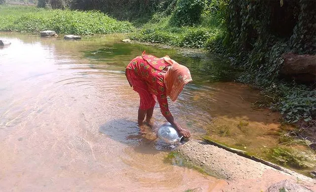 ରାଜଧାନୀ ଉପକଣ୍ଠରେ ବି ଏମିତି ଗାଁ , ଯେଉଁଠି ପିଇବା ପାଣି ପାଇଁ ଚୁଆ ହିଁ ଭରସା