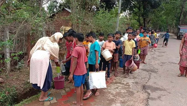 ଅନ୍ୱେଷା ହଷ୍ଟେଲରେ ଜଳ ଯନ୍ତ୍ରଣା: ପାଣି ନେବାକୁ ହାତରେ ବାଲ୍‌ତି ସାଙ୍ଗକୁ ରାସ୍ତାରେ ପିଲାଙ୍କ ଲମ୍ବାଧାଡ଼ି