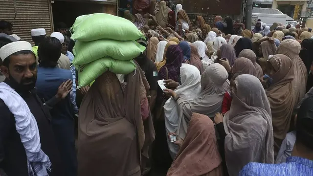 ରୁଟି ପାଇଁ ପାକିସ୍ତାନରେ ଚାଲିଛି ସଂଘର୍ଷ, ମାଗଣା ଅଟା ବଣ୍ଟନ ବେଳେ ଦଳାଚକଟାରେ ମଲେ ୪ ବୃଦ୍ଧ