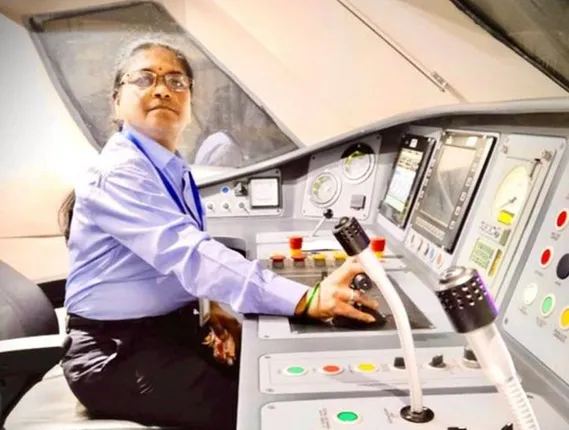 ବନ୍ଦେ ଭାରତ ଏକ୍ସପ୍ରେସ ଟ୍ରେନକୁ ‌ଚଲାଇଥିବା ଏସିଆର ପ୍ରଥମ ମହିଳା ଲୋକୋ ପାଇଲଟଙ୍କୁ ପ୍ରଶଂସା କରି ଏଭଳି କଥା କହିଲେ ରେଳମନ୍ତ୍ରୀ