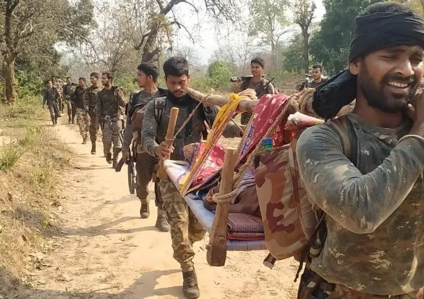 ମାଓ ପ୍ରବଣ ଅଞ୍ଚଳରେ ମାନବିକତା ଦେଖାଇଲେ ଯବାନ, ଅସୁସ୍ଥ ବୃଦ୍ଧାଙ୍କୁ ଖଟରେ ୩କିମି ବୋହି ମେଡିକାଲରେ ପହଞ୍ଚାଇଲେ