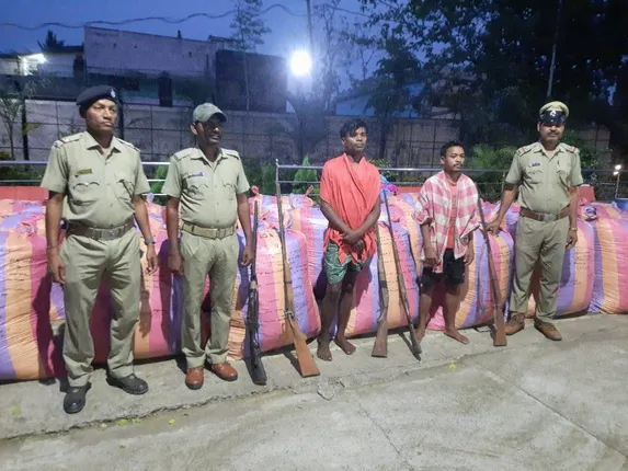 ୩୧ କୁଇଣ୍ଟାଲ ଗଞ୍ଜେଇ ସହ ୫ ଦେଶୀ ବନ୍ଧୁକ ଜବତ, ୨ ଗିରଫ