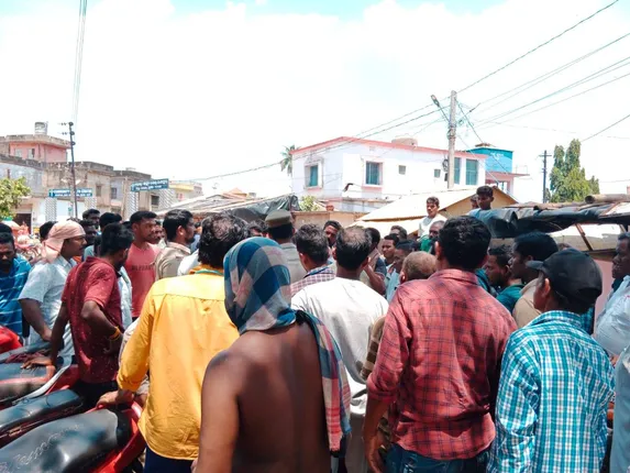 ଧାନକ୍ଷେତ ଜଗିଥିବା ବେଳେ ଚାଷୀଙ୍କୁ ଶୁଣ୍ଢରେ କଚାଡ଼ି ମାରିଲା ହାତୀ: କ୍ଷତିପୂରଣ ଦାବିରେ ତାତିଲେ ଗ୍ରାମବାସୀ