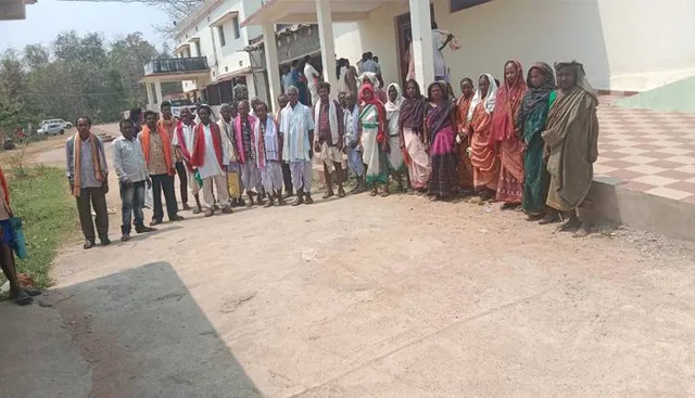 ମୌଳିକ ସୁବିଧା ଦାବିରେ ସିହନାମୁଣ୍ତାବାସୀ ଜିଲ୍ଲାପାଳଙ୍କ ଦ୍ୱାରସ୍ଥ