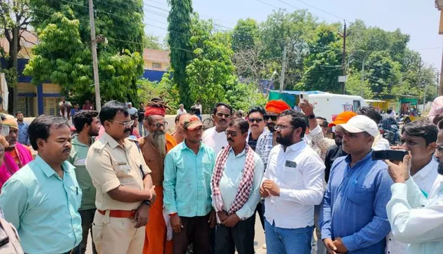 ତହସିଲ ଅଫିସରେ ଜଗଦୀଶ ଚୌହାନ ଆତ୍ମାହୁତି ଘଟଣା: କ୍ଷତିପୂରଣ ଦାବି କରି ଗରିବ ସେନା ପକ୍ଷରୁ  ଜାତୀୟ ରାଜପଥ  ଅବରୋଧ