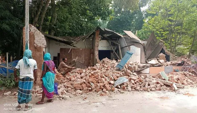 ମାଟିରେ ମିଶିଲା ସ୍କୁଲ ଘର