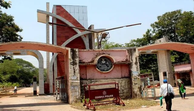 ସମ୍ବଲପୁର ବିଶ୍ବବିଦ୍ୟାଳୟର ୨ ସେକ୍ସନ୍ ଅଫିସର୍‌ ନିଲମ୍ବିତ