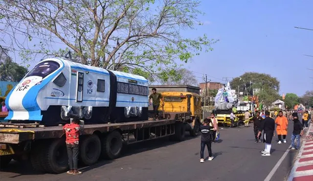 ସହରରେ ଆଖଡ଼ା ଶୋଭାଯାତ୍ରା: ଆକର୍ଷଣ ସାଜିଲା ୧୨ ଆଖଡ଼ାର ୩୦ ଝାଙ୍କି