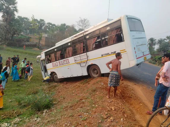 ଭାରସାମ୍ୟ ହରାଇ ରାସ୍ତା ତଳକୁ ଖସିଲା ଯାତ୍ରୀବାହୀ ବସ୍