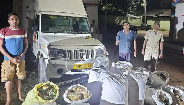 ମିକ୍ସଚର ବୋଝେଇ ଗାଡ଼ିରୁ ବାହାରିଲା ୯୦ କିଲୋ ଗଞ୍ଜେଇ, ୨ ଗିରଫ