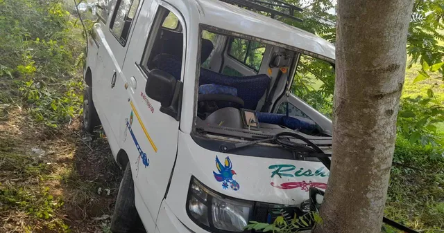 ରାସ୍ତା ତଳକୁ ଖସିଲା ସ୍କୁଲ୍ ଭ୍ୟାନ୍: ୨ ଶିକ୍ଷୟିତ୍ରୀଙ୍କ ସମେତ ୧୩ ଆହତ